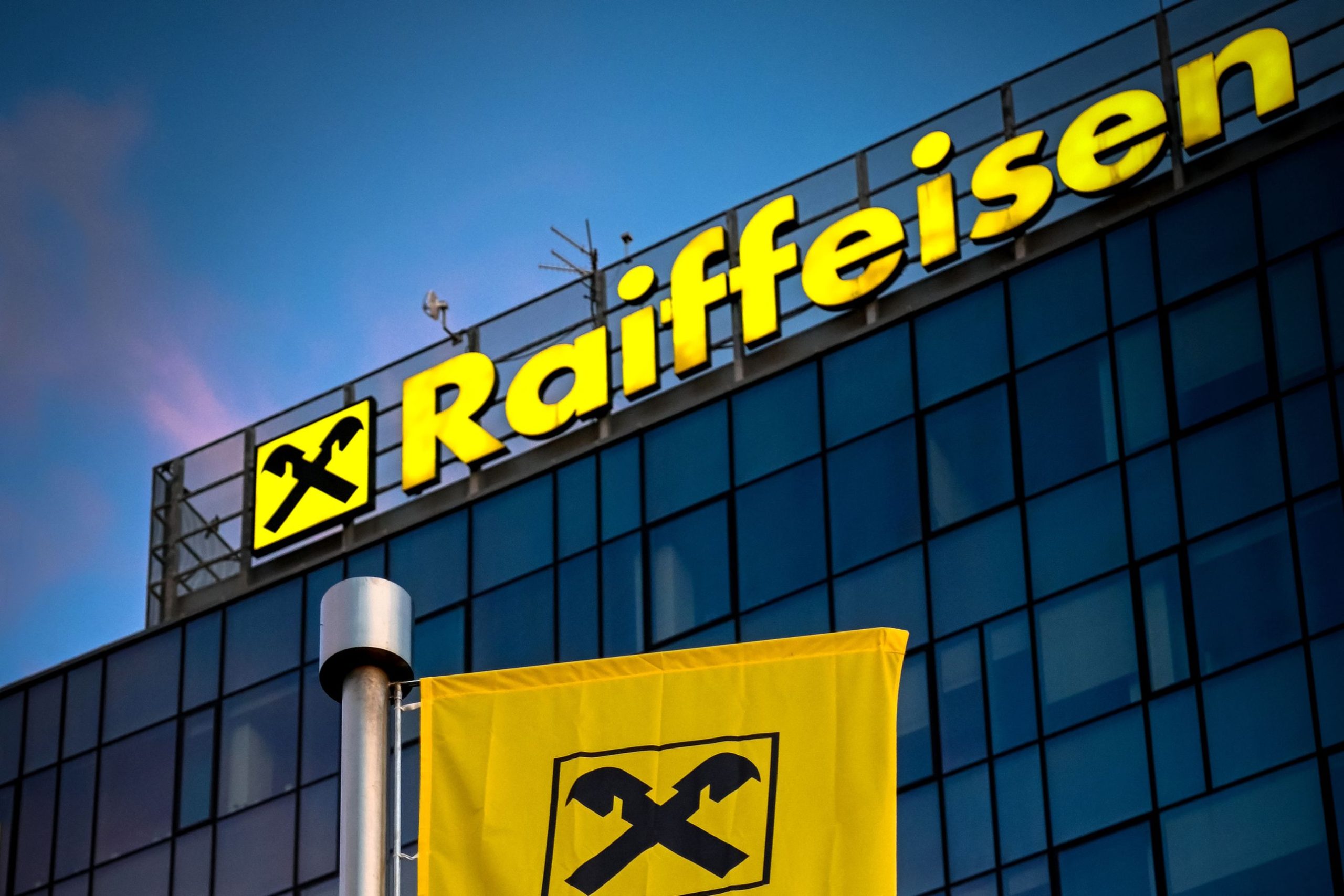 Românii care primesc servicii gratuite de la Raiffeisen timp de un an. Ce facilităţi oferă una dintre cele mai mari bănci de pe piaţa românească