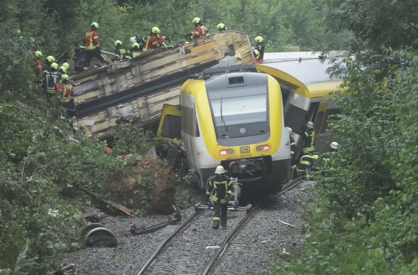 Tren deraiat în Germania, trei morţi şi zeci de răniţi
