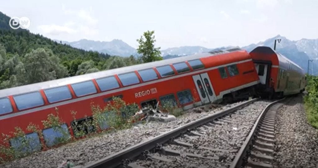 Tren deraiat în Germania, trei morţi şi zeci de răniţi