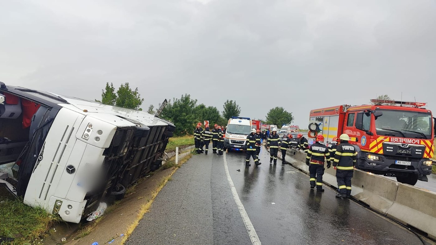 Autocar cu 20 de pasageri răsturnat în Cluj. O persoană a murit. S-a declanșat Planul Roșu de Intervenție