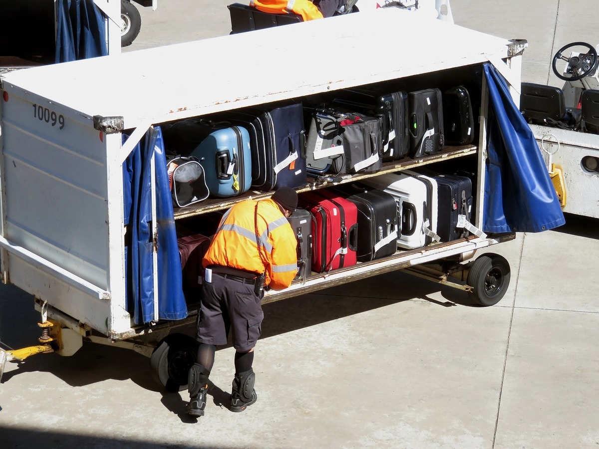 Ministrul Transporturilor cere inspecţii la companiile de handling: Toleranţă zero faţă de firmele care manipulează bagajele în aeroporturi!
