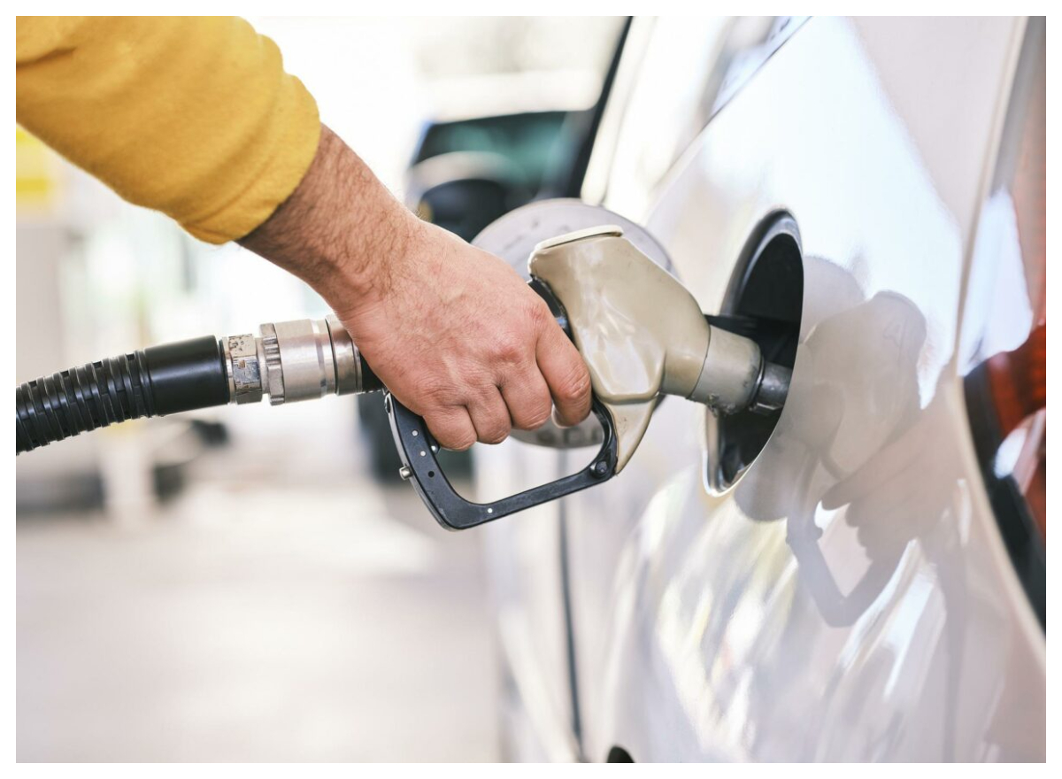 Vești proaste pentru șoferi. Prețurile carburanților continuă să crească. Câți bani vor lăsa la pompe de la 1 ianuarie