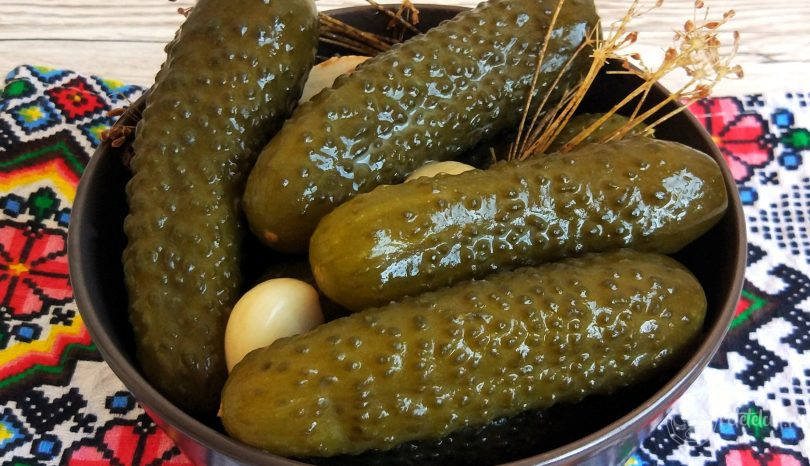Rețetă de castraveți murați din cărțile vechi de bucate. Cât oțet se adaugă pe kilogram