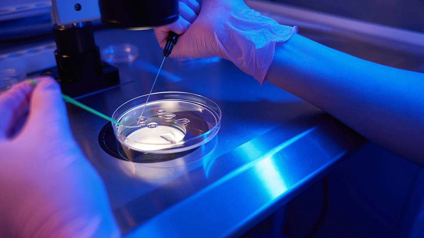 Caz șocant în Iași: O văduva vrea să devină mamă cu embrionul conceput cu soțul decedat în accident, dar familia se opune