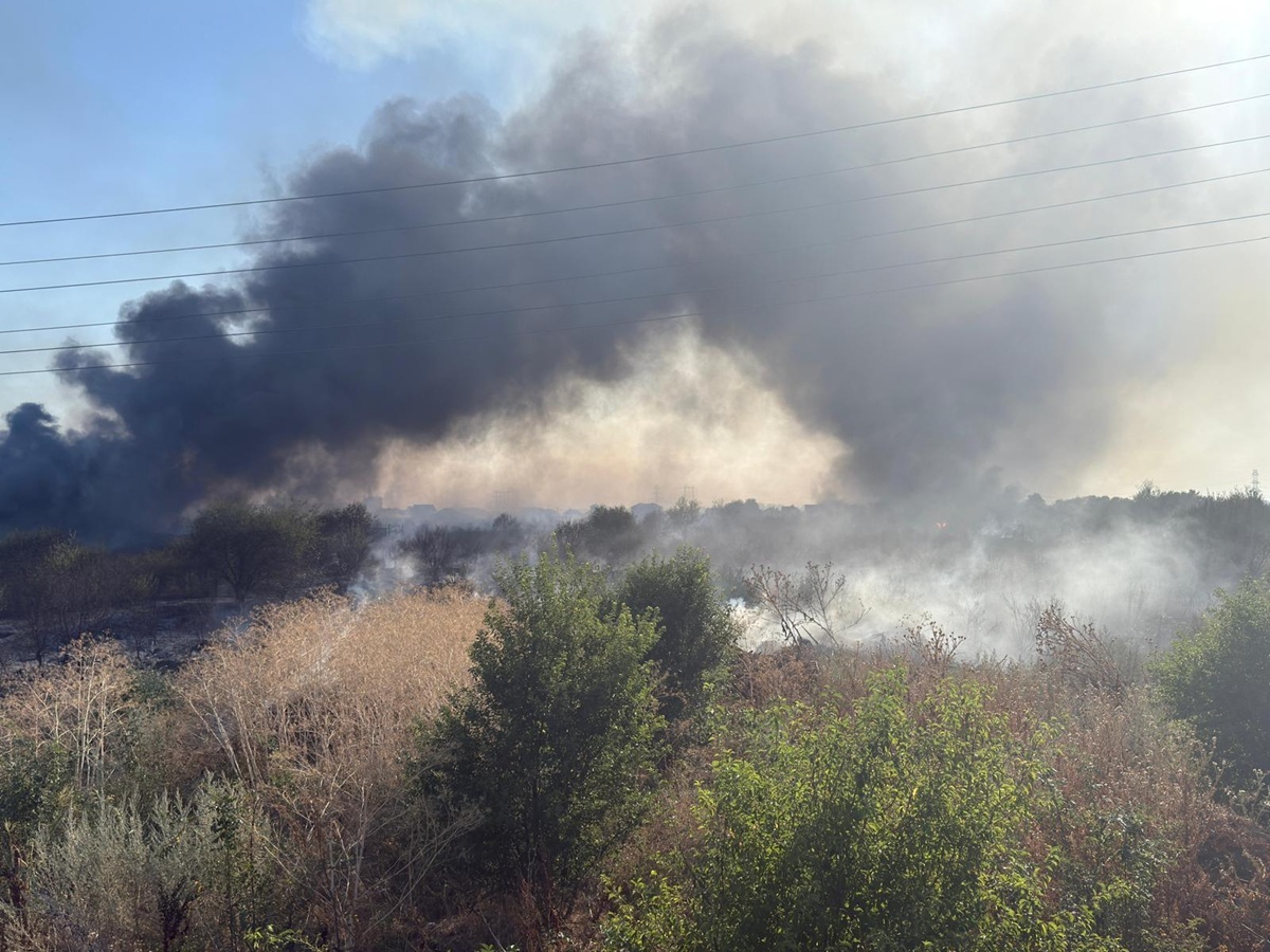 VIDEO Incendiu de proporții lângă București. Pompierii evacuează localnicii, s-a emis RO-Alert