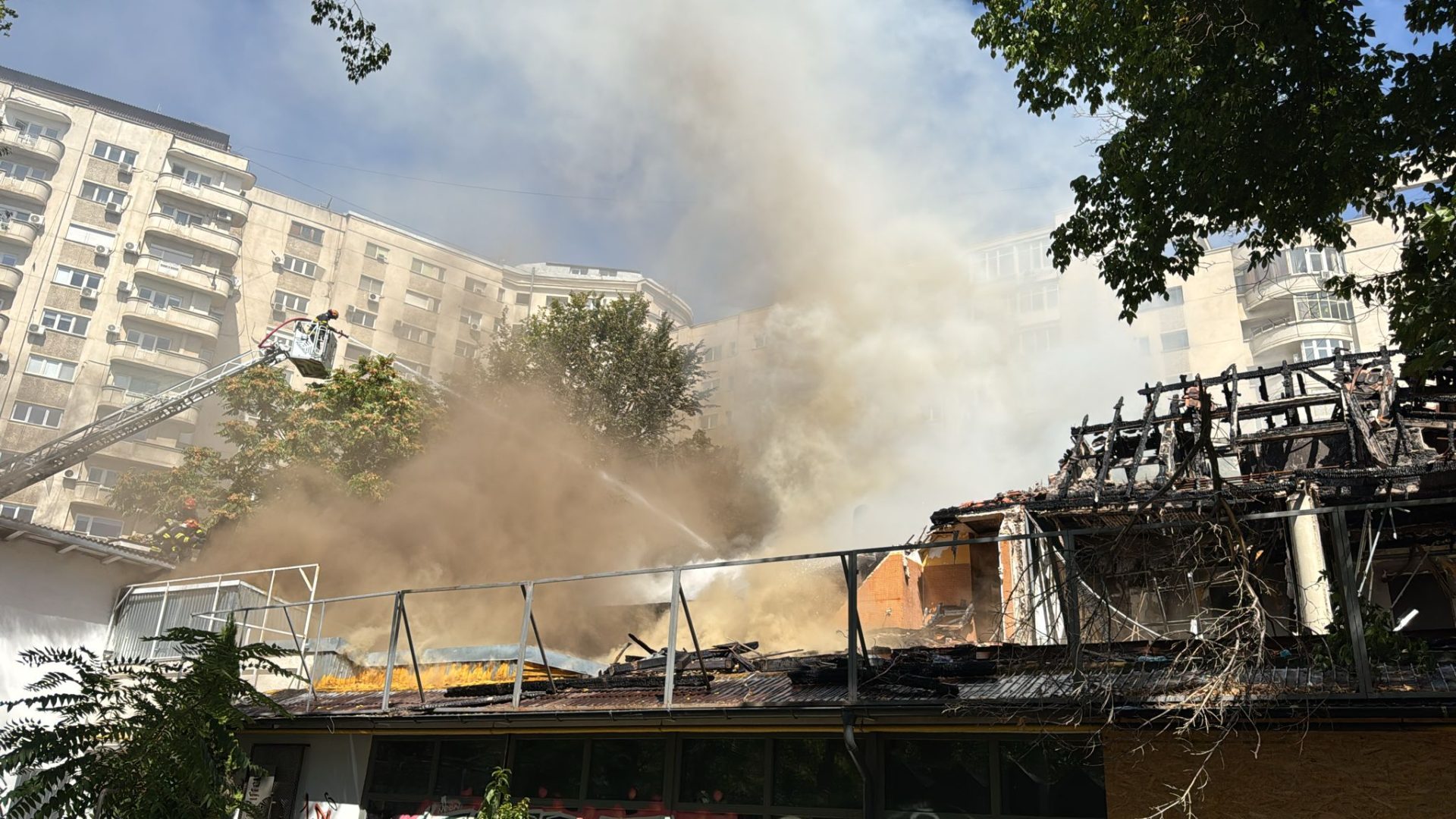 Incendiu în centrul Capitalei. Arde iar fostul restaurant Mărul de Aur