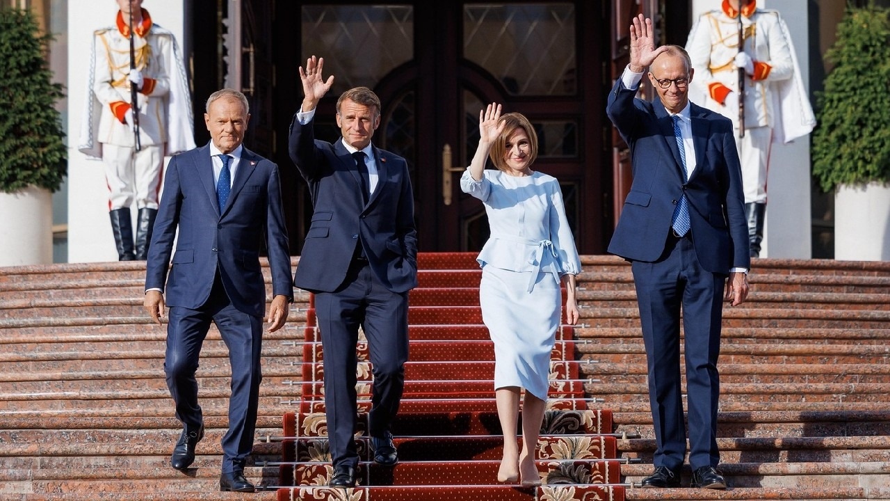 VIDEO Emmanuel Macron, hotărât să o impresioneze pe Maia Sandu, a susţinut un discurs de mai multe minute în limba română: „În această seară, inima Europei bate mai puternic ca niciodată la Chişinău”