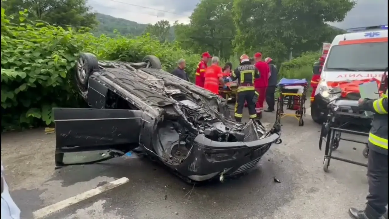 Cod roşu de intervenţie în Argeş: 4 persoane au murit după ce maşina a căzut într-o prăpastie