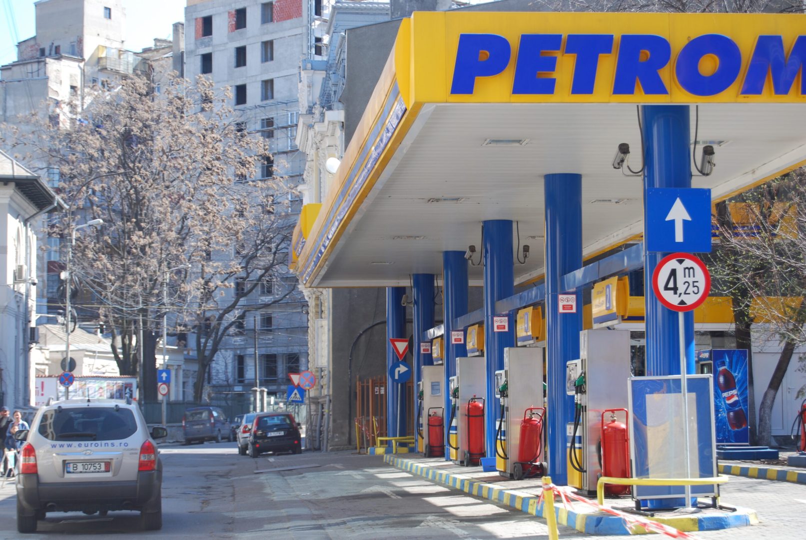 Preţ carburanţi 25 februarie. Petrom scumpeşte din nou benzina şi motorina