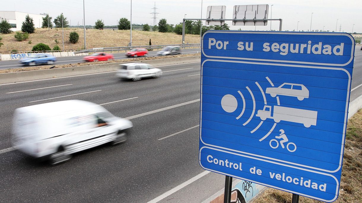 Amenzi imense pentru șoferii care frânează brusc înainte de radar. Pentru a fi depistați, se vor instala radare înainte de radare