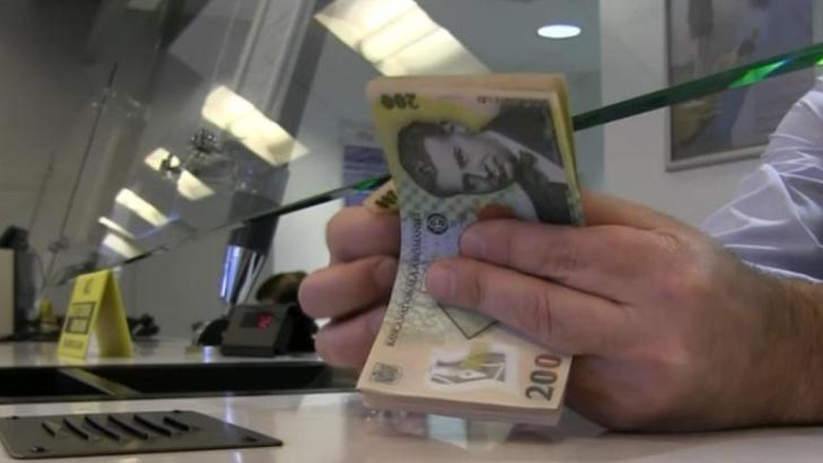 Veste cruntă pentru românii cu credite bancare: cresc ratele de la 1 octombrie! Cât se va plăti în plus pentru un împrumut de 60.000 de euro