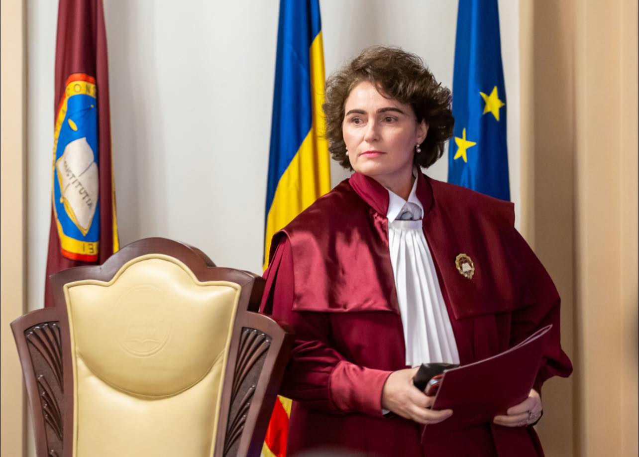 Iuliana Scântei iz ustavnega sodišča Romunije pojasnjuje razveljavitev volitev in obžaluje pomanjkanje opravičila volivcem