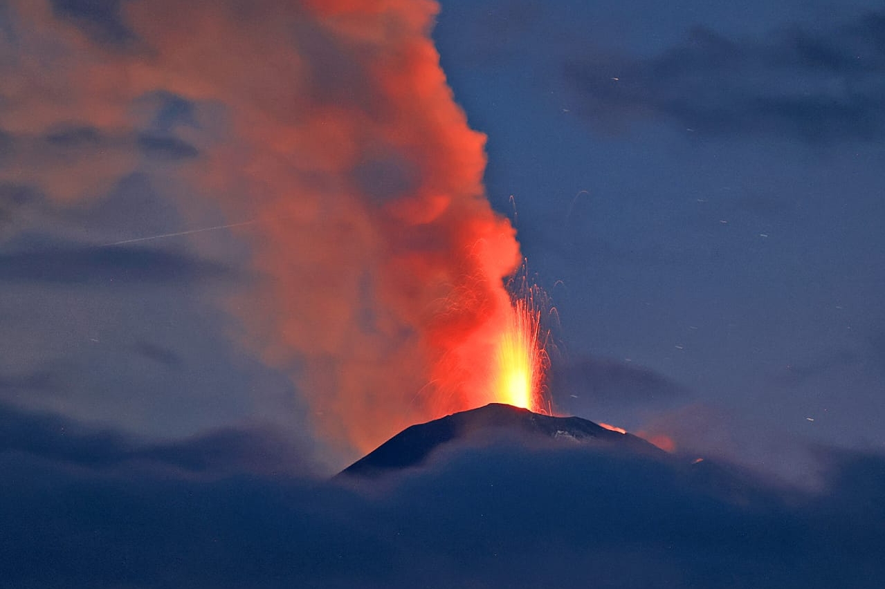 Şapte vulcani au devenit activi simultan după unul din cele mai mari cutremure din istorie, produs în largul Rusiei