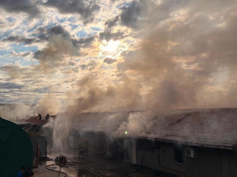 Incendiu violent în aproierea Capitalei, o hală de mase plastice s-a făcut scrum. VIDEO