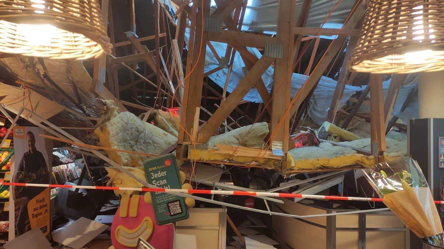 Acoperişul abia renovat al unui supermarket s-a prăbuşit peste clienţi: „În trei secunde, plafonul s-a prăbușit”
