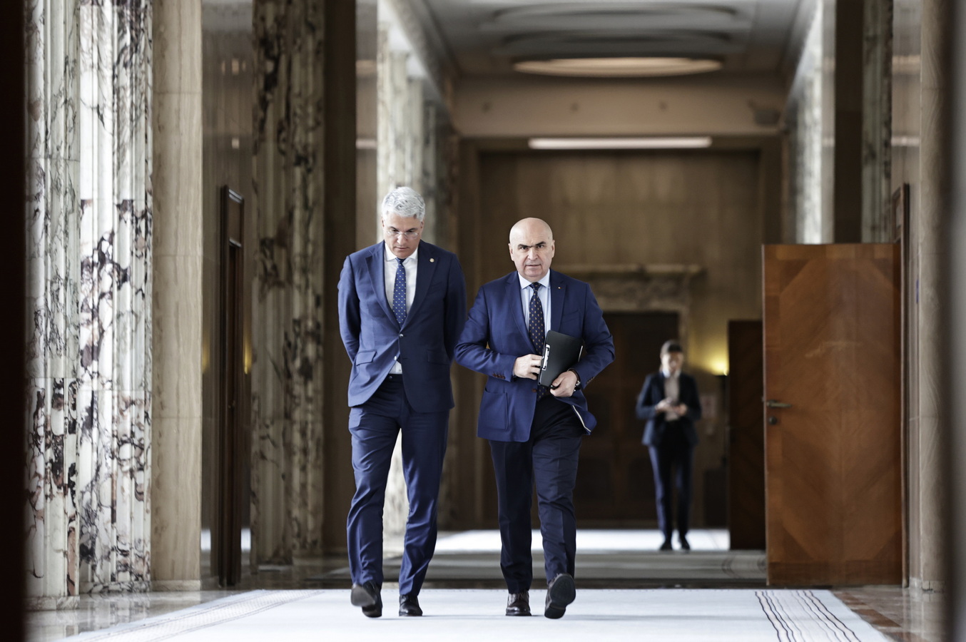 Premierul Ilie Bolojan: „Intram într-o fundătură indiferent ce guvern este, ne împrumutăm 30 de miliarde de euro pe an”