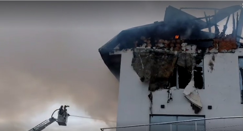 Femeie găsită carbonizată în camera de hotel după un incendiu în Prahova