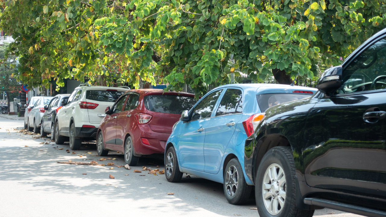 Taxă obligatorie pentru parcarea la bordură în România: Șoferii vor plăti chiar din această toamnă – află unde