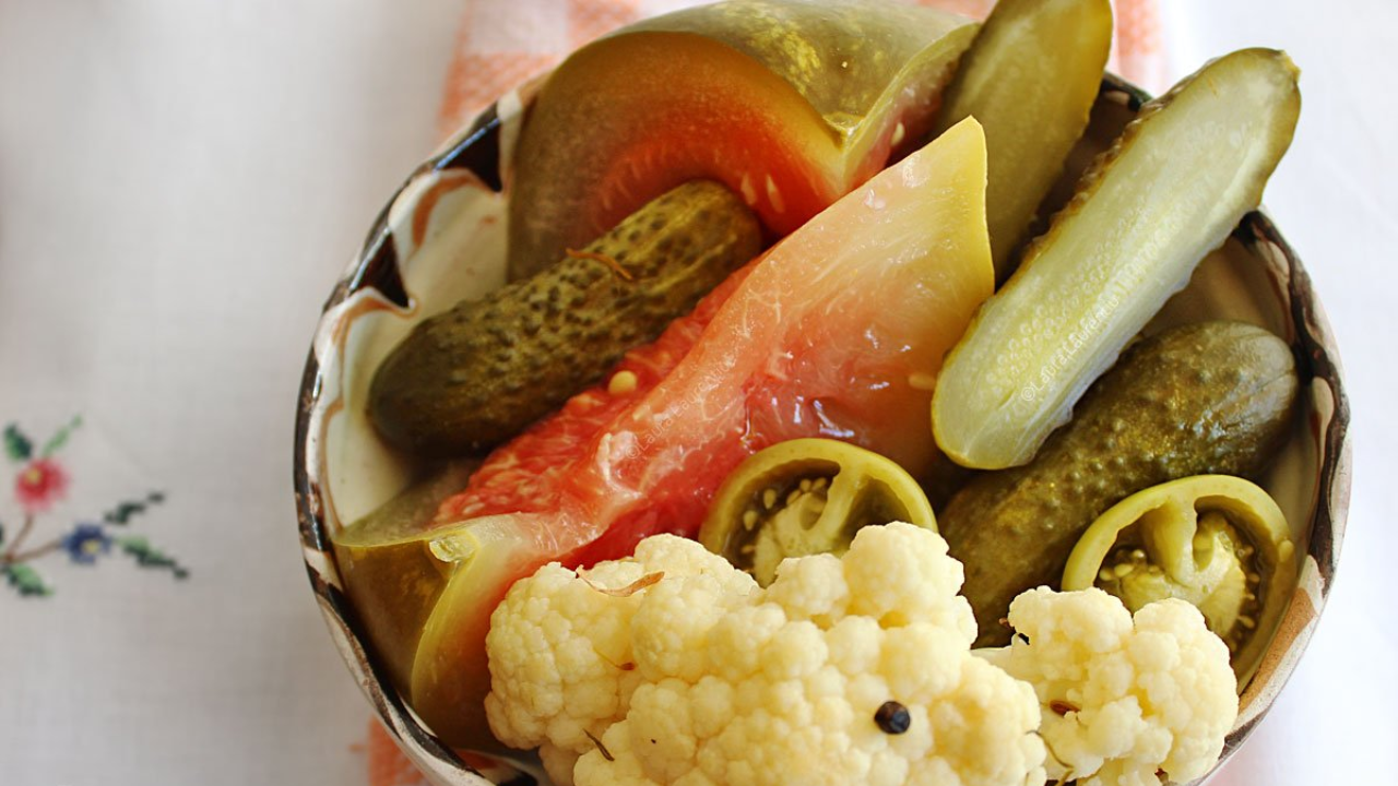 Secrete pentru murături perfecte: Cum să păstrezi gogonelele, gogoșarii, castraveții și varza crocante și gustoase