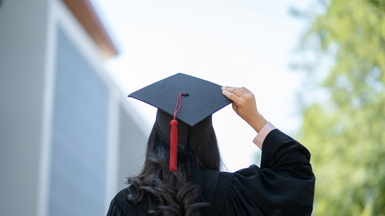 Moștenirea a doi profesori din Iași, din dragoste pentru educație: Burse de 1.000 de euro pentru excelență. Un șef de promoție face un gest înduioșător