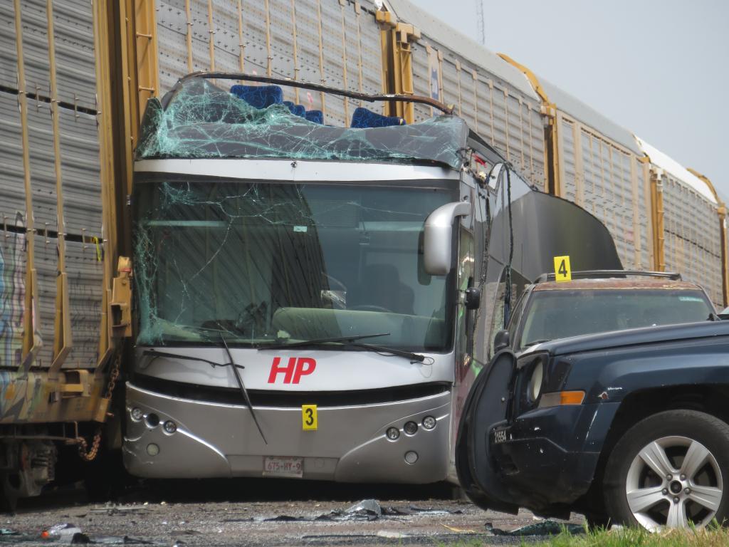 Accident grav în Mexic: Cel puţin 10 morţi şi zeci de răniţi, după ce un tren a lovit un autobuz