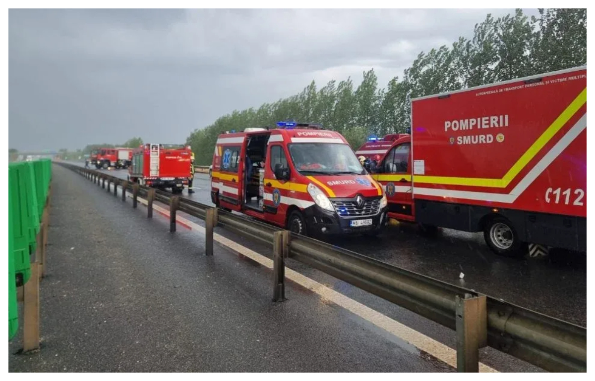 Cod roşu de intervenţie la Constanţa, coliziune gravă între un microbuz şi o maşină