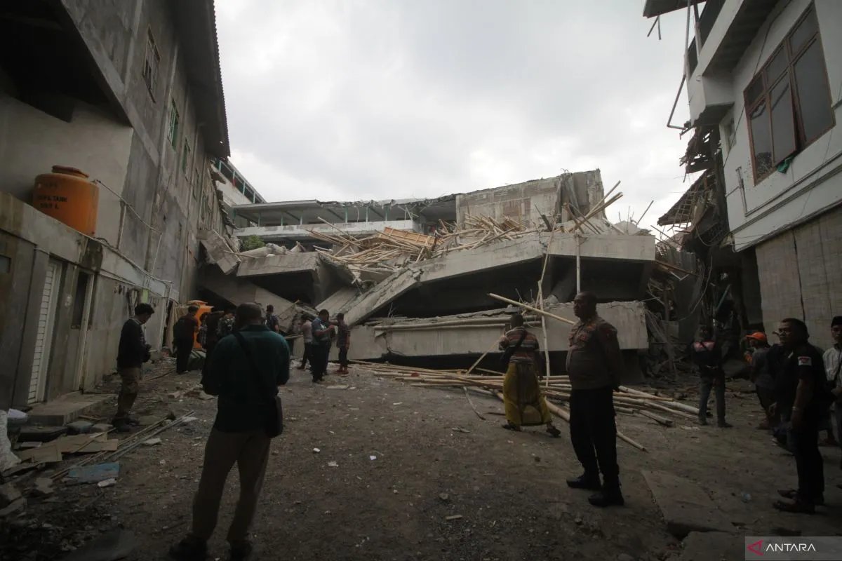 VIDEO Un mort, mulţi dispăruţi și 79 de răniţi în urma prăbușirii unei clădiri din Indonezia. Peste 100 de elevi se adunaseră pentru rugăciune