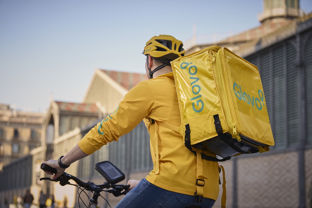 Noul an şcolar a adus comenzi de 1.000 de lei pe Glovo. Cerere mare pentru flori şi instrumente de scris