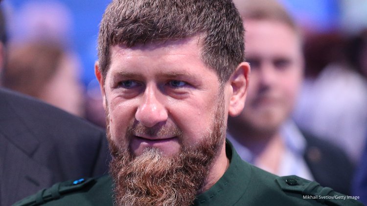 Ramzan Kadîrov se simte din ce în ce mai rău. Umblă cu punga de urină după el