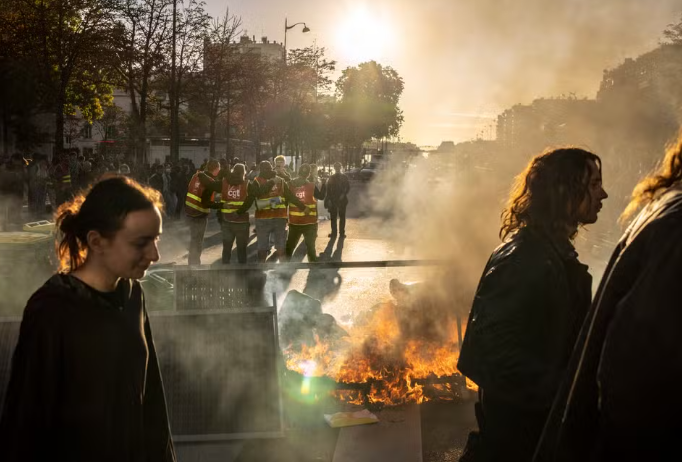 Proteste masive în Franţa după căderea Guvernului, mobilizare pe reţelele de socializare: „Blocăm tot!”