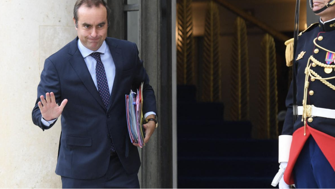 Mai multe zile libere! Noul premier al Franţei renunță la tăierea a două sărbători legale