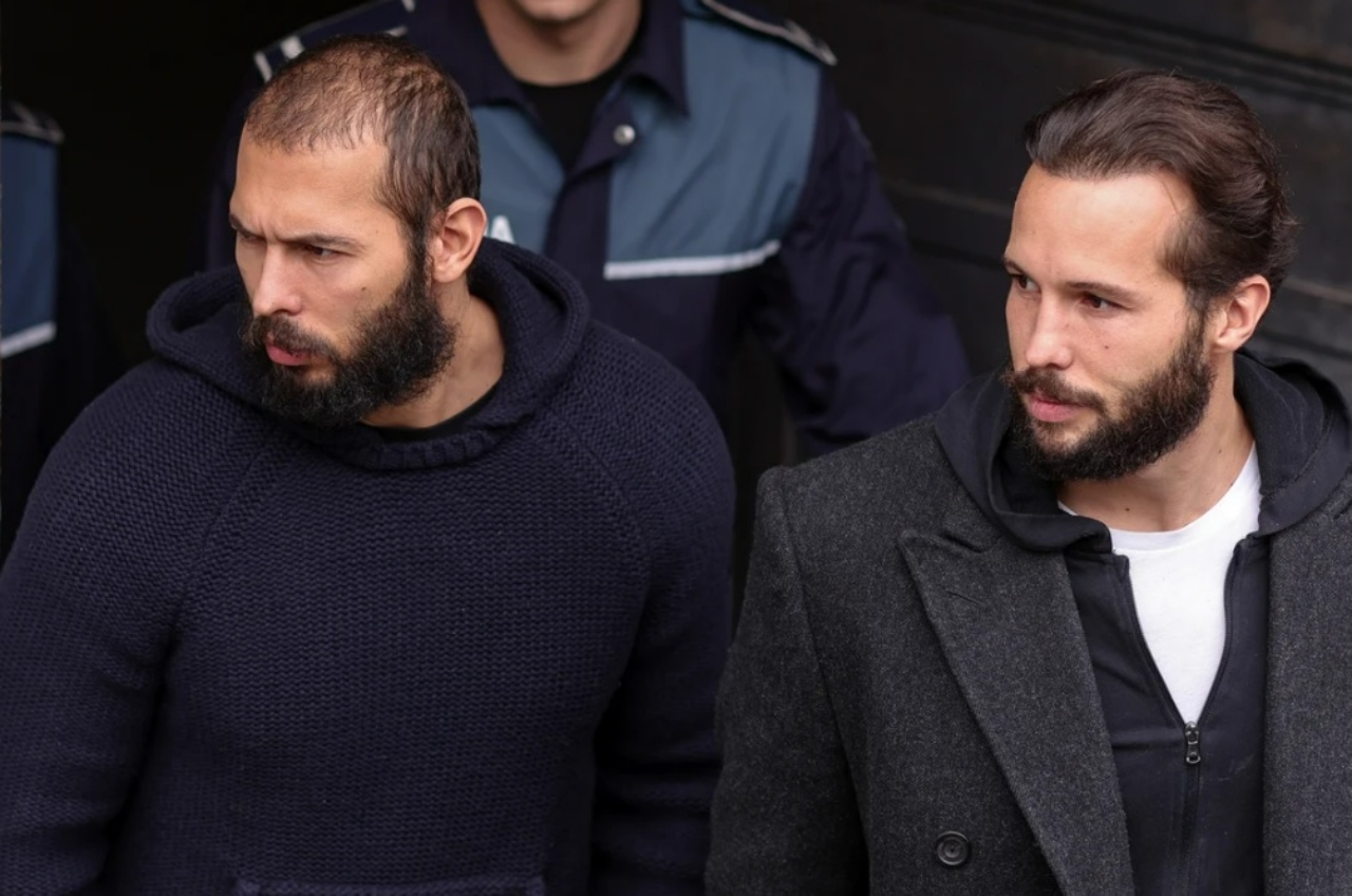 Clipe horror pentru Frații Tate! Un bărbat înarmat cu un pistol cu bile a vrut să intre peste ei în casă!