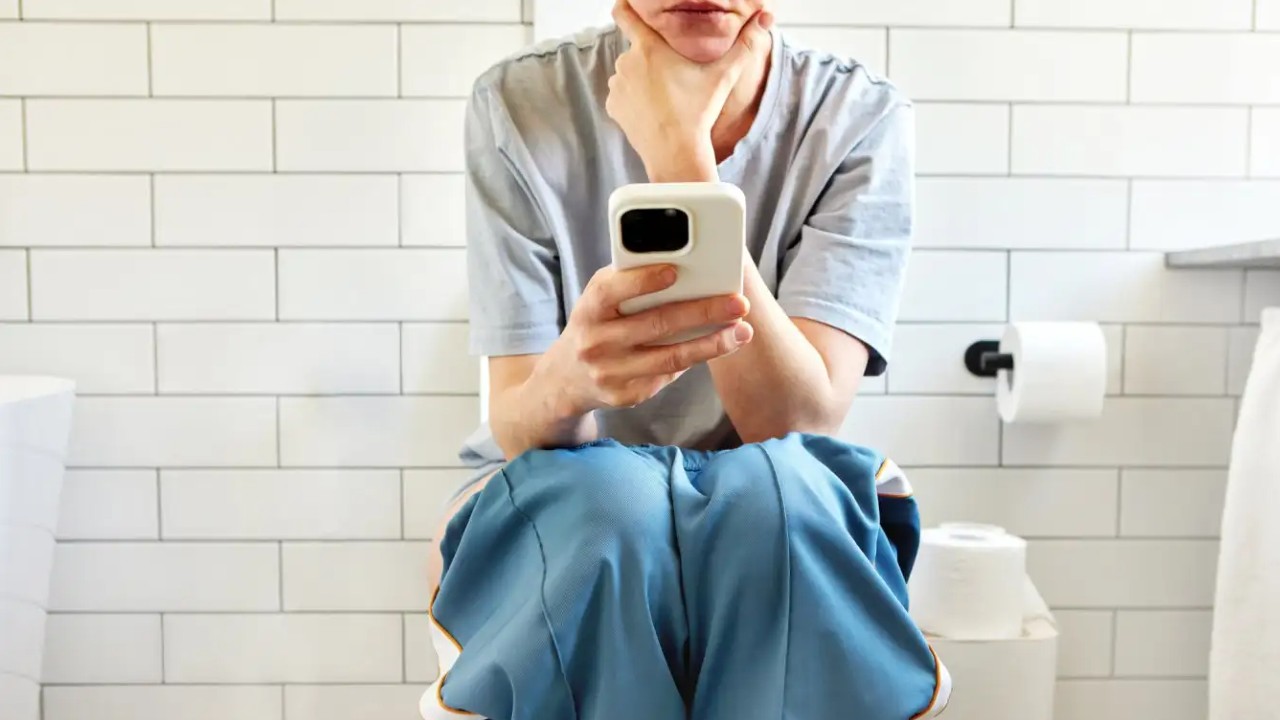 De ce nu e bine să folosești telefonul când stai pe WC. Avertisment îngrijorător al specialiștilor: „Este posibil să aibă consecințe neintenționate”
