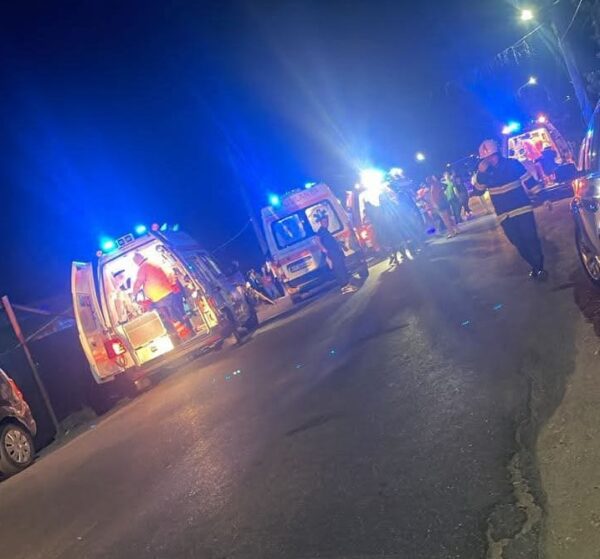 Nouă persoane rănite, după ce o mașină a intrat într-o terasă, în Olt
