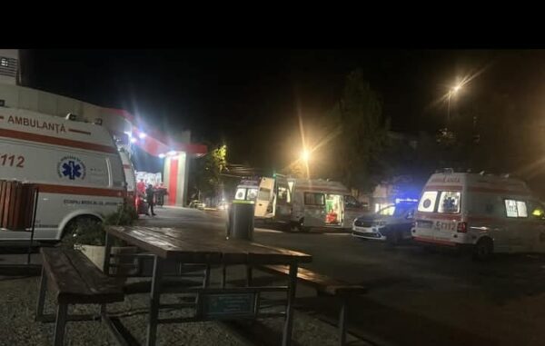 Nouă persoane rănite, după ce o mașină a intrat într-o terasă, în Olt