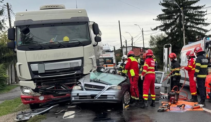Trei morți într-un accident pe DN 7, la Bascov. Traficul este blocat