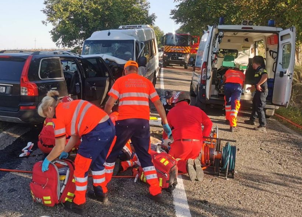Accident teribil în Botoșani, 15 persoane implicate. Plan Roșu de Intervenție activat după coliziunea dintre un autocar și un autoturism