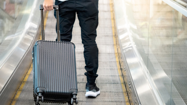 Cât a ajuns să coste o felie de pizza în Aeroportul Otopeni. Un pasager a crezut că nu vede bine