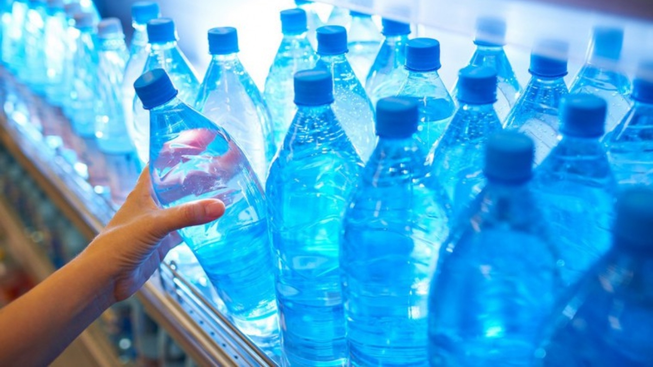 Prețul impus pentru sticla de apă de 500 ml în aeroporturi, gări sau benzinării. Ce stabilește un proiect de lege