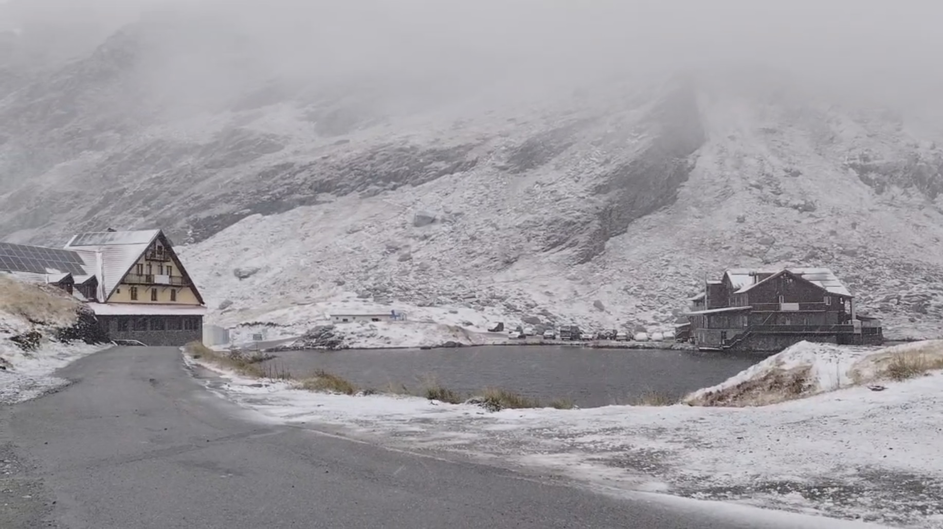 Ninsori la Bâlea Lac. Traficul rutier pe Transfăgărășan se va închide la 1 noiembrie