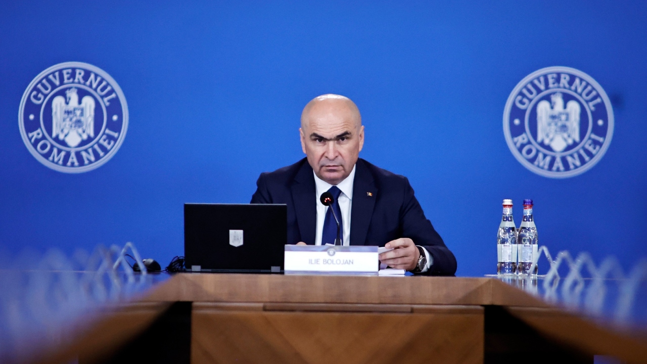 Ilie Bolojan a dat cu pumnul în masă în ședința Coaliției, după ce majoritatea miniștrilor căutau scuze pentru a nu reorganiza personalul: „Vă furați singuri căciula”