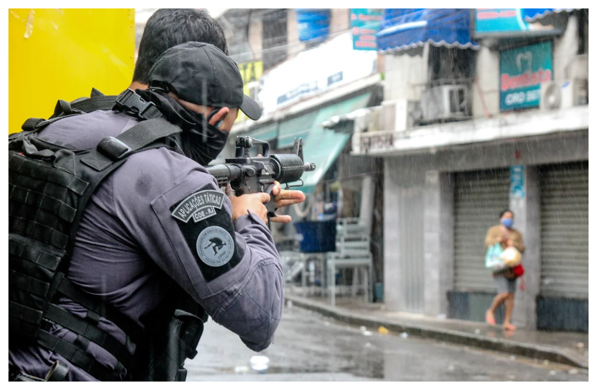 „Bonusul Vestului Sălbatic” revine. Lege care acordă prime poliţiștilor care ucid „infractori”, la Rio de Janeiro