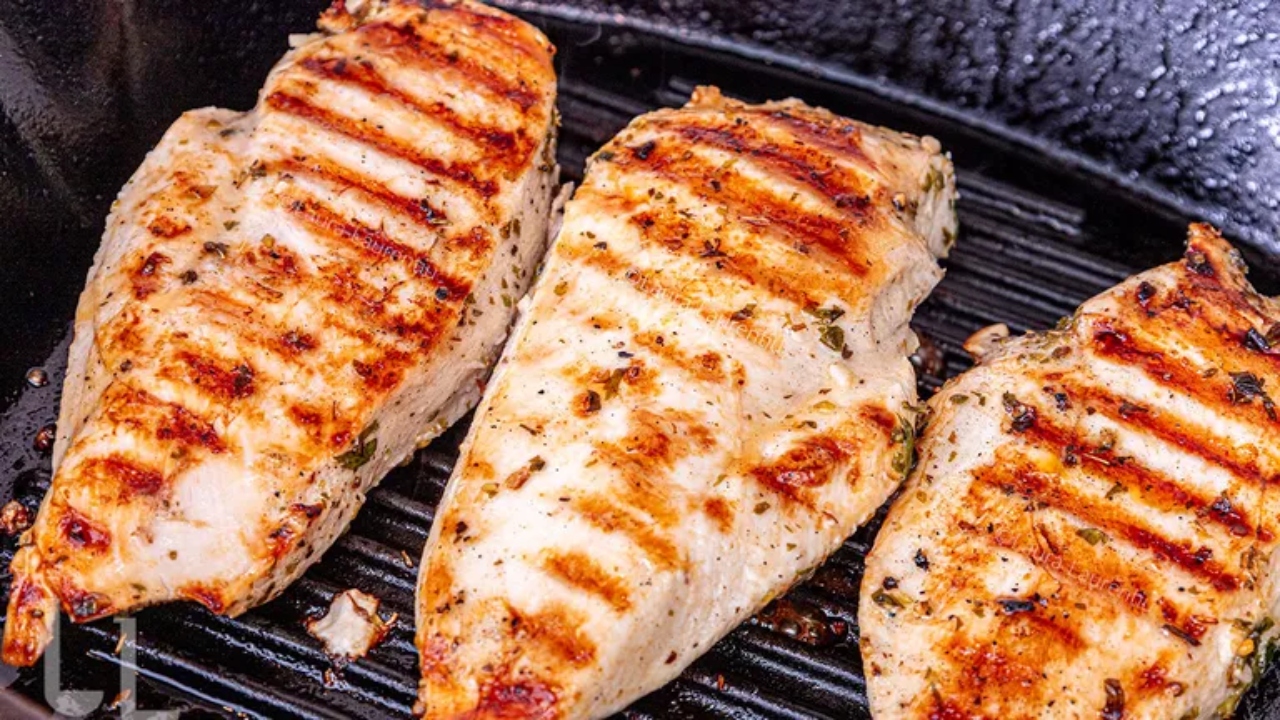 Avem cea mai scumpă carne din ultimii 25 de ani! Prețul alimentelor iubite de români va exploda, iar eliminarea plafonării la alimentele de bază îi va năuci pe cei mai săraci