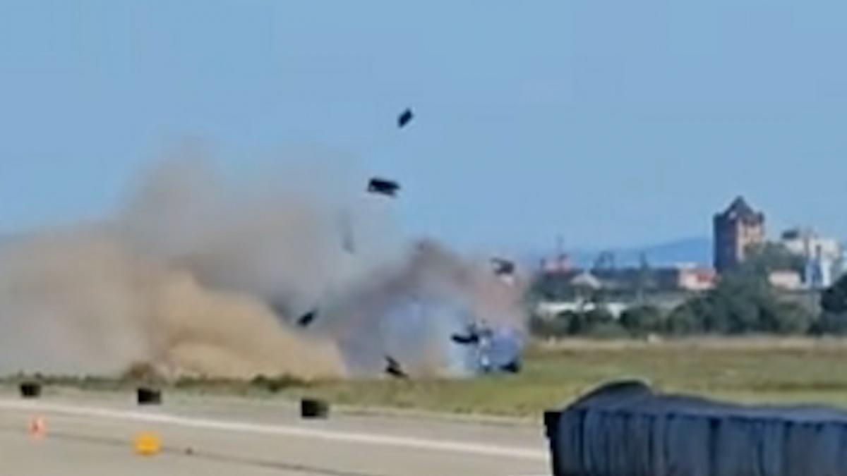 A scăpat cu viaţă după ce cauciucul i-a explodat la 300 km/h şi maşina a luat foc. S-a întâmplat în România VIDEO