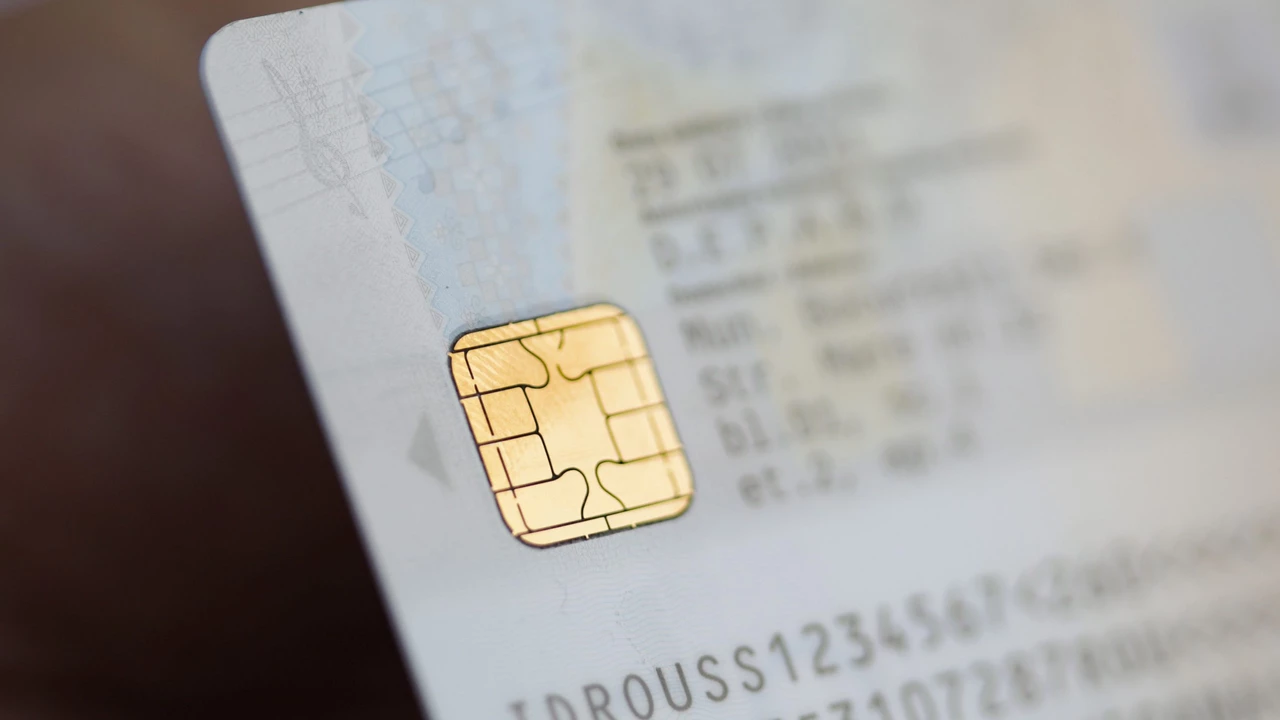 Probleme uriaşe pentru românii care au cărţi de identitate electronice. Instituțiile din România nu pot citi noile buletine