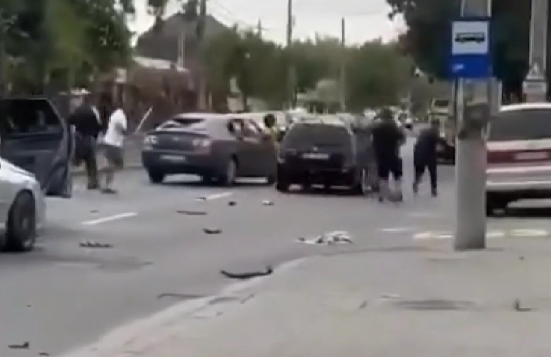Patru dintre bătăușii de la Craiova, săltați de lângă sicriul bărbatului ucis. O altă persoană implicată în scandal a fost externată și arestată