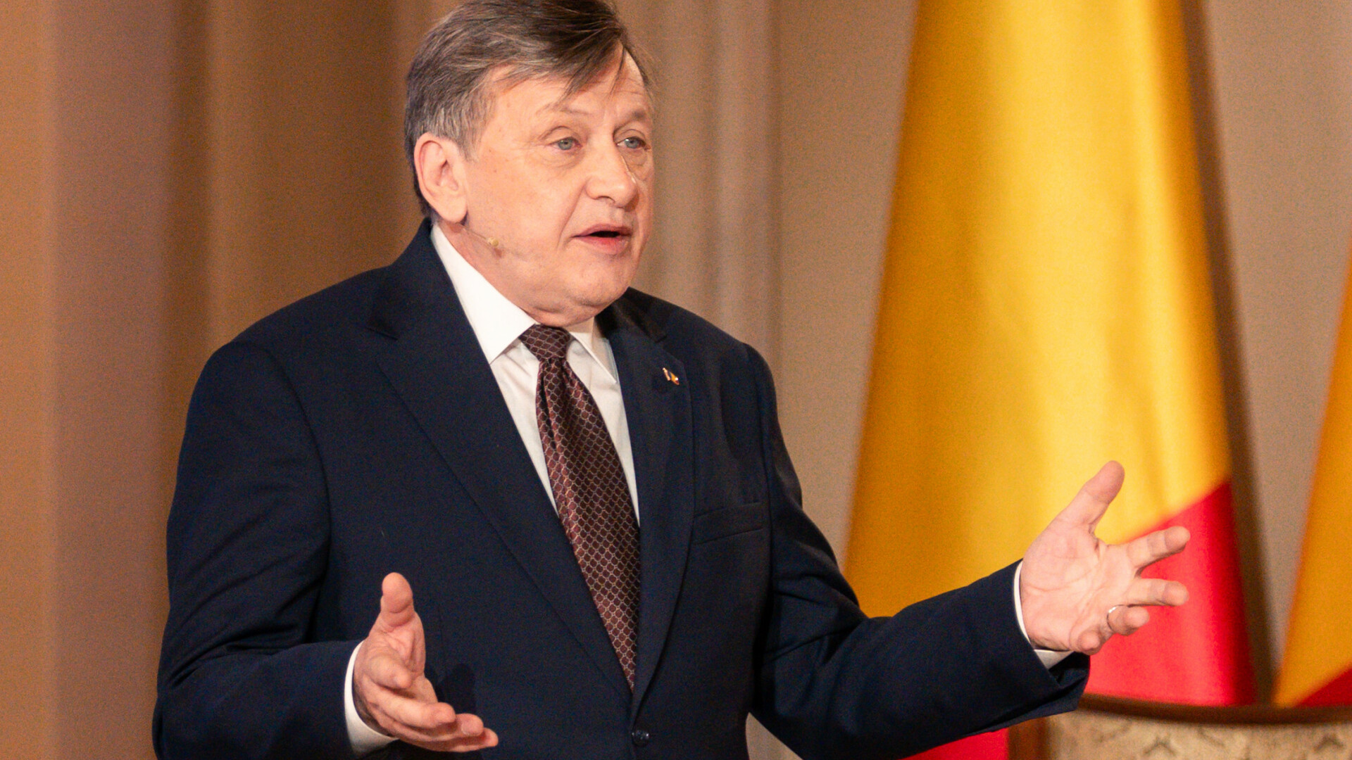 Crin Antonescu aduce acuzaţii grave preşedintelui Nicuşor Dan şi premierului Bolojan: „Sunt foarte legaţi de Macron. Pur şi simplu preiau o foaie de parcurs. Noi nu avem politică externă”