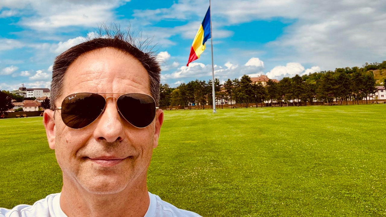 Dan Negru, revoltat de părerologii din România: „N-o fi mai bine să rămânem la Insula Iubirii? Suntem de râsu’ curcilor.”