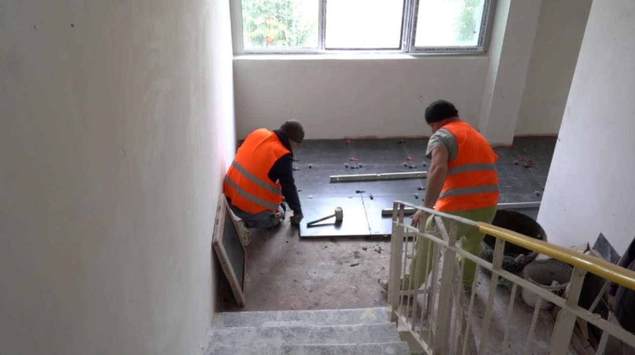 Deținuți cu carte de muncă! Un oraș din România a rezolvat criza de angajați cu ajutorul condamnaților. Cât câștigă aceștia și cine colaborează cu ei