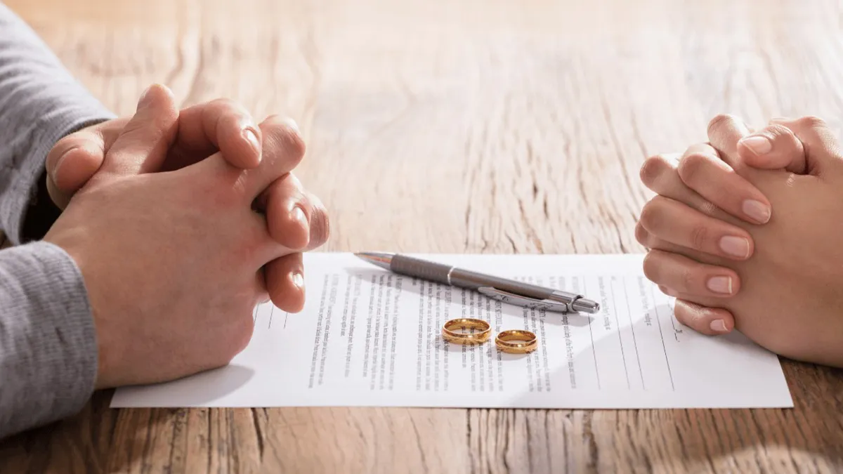 Divorţ pentru supravieţuire. Familiile recurg la despărţiri fictive pentru a primi ajutoare sociale